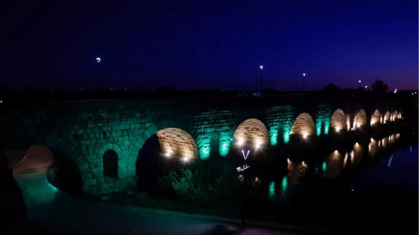 Mérida ilumina de verde algunos de sus enclaves para dar visibilidad a la ELA